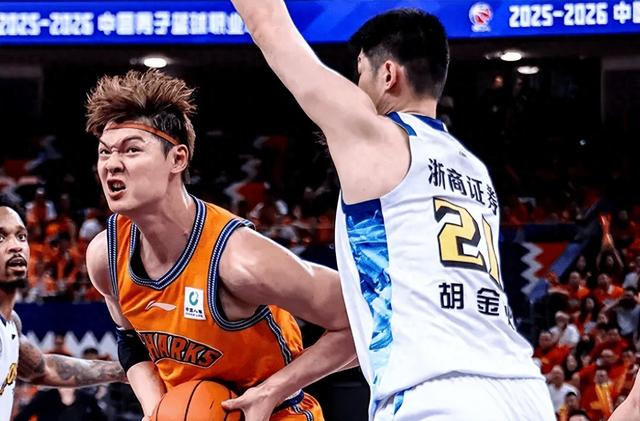 广厦输球揪出最大问题球员！他上场30分钟，5中1拿3分，进攻真差|上海|浙江广厦|胡金秋|朱俊龙|上海男篮_新浪体育_新浪新闻